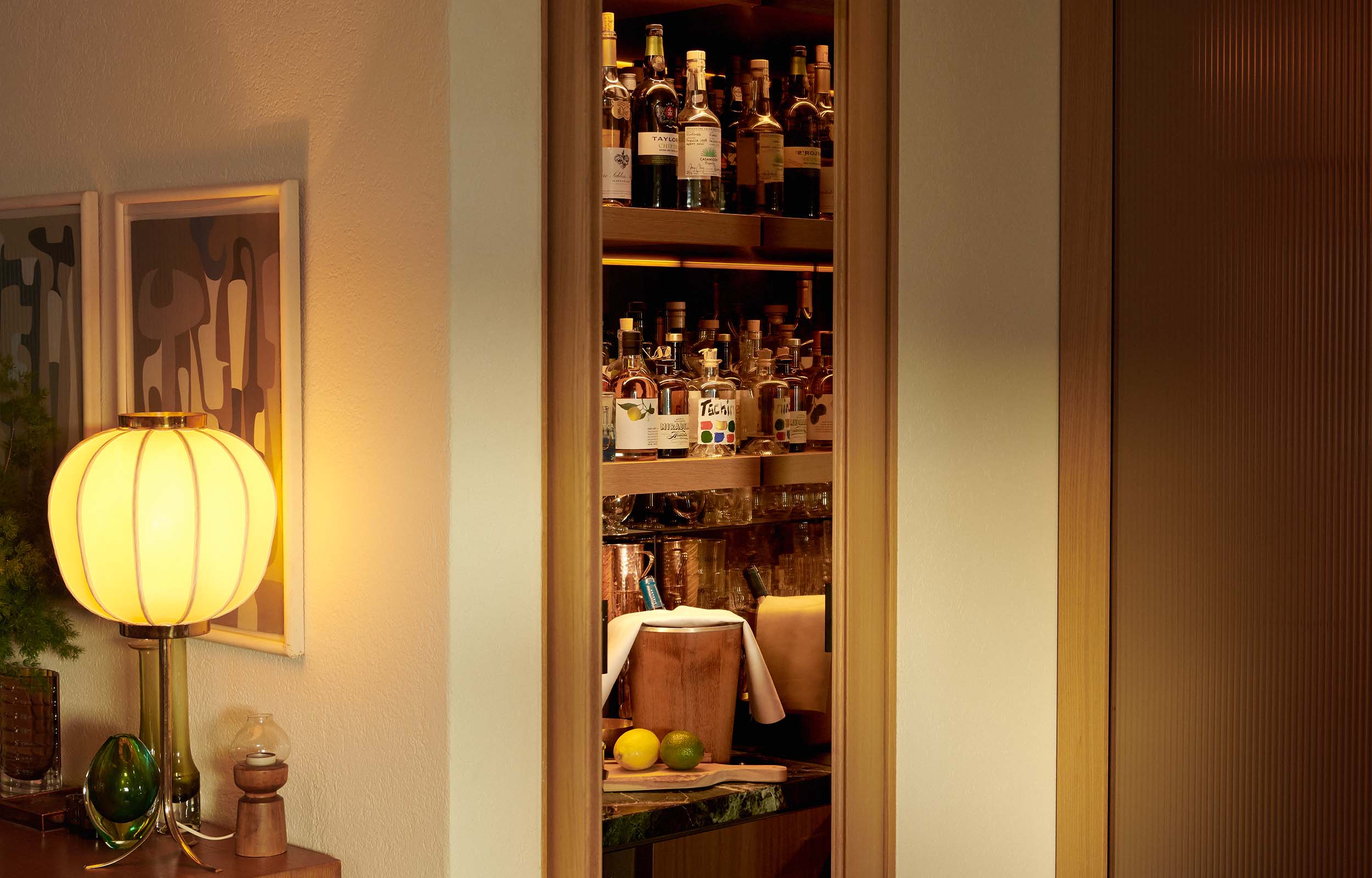 Wohnung in Küsnacht. Innenausbau Schreinerarbeit Bar. Private Kunden - MACH Architektur.